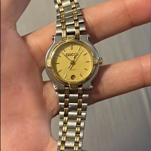 Woman’s Gucci watch LIKE NEW 😍😍😍😍 no scuffs or scratches